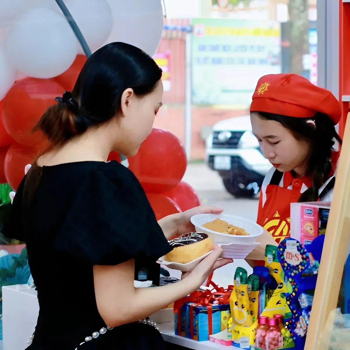 Nhân viên Hasol Mart bán hàng