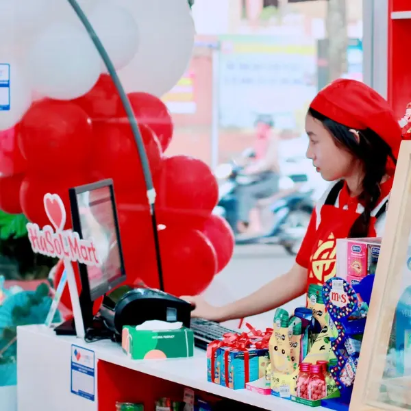 Nhân viên bán hàng Hasol Mart 24h